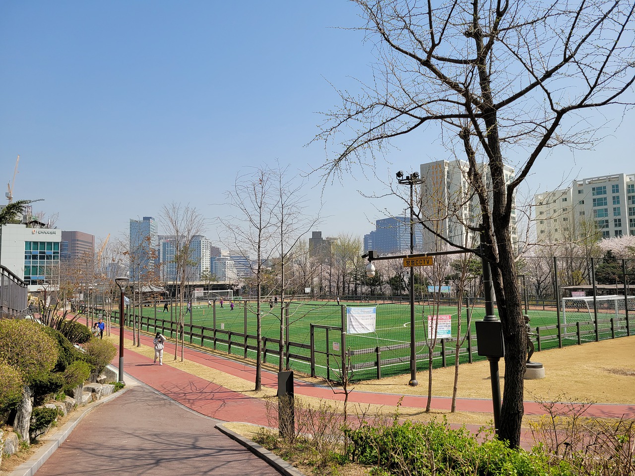 竞争激烈的 竞争激烈的